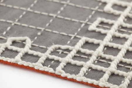 Gan Bandas A Grey Carpet