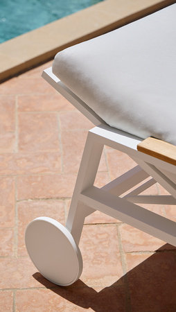 Gandiablasco Timeless Chaise Lounger With Arms And Wheels